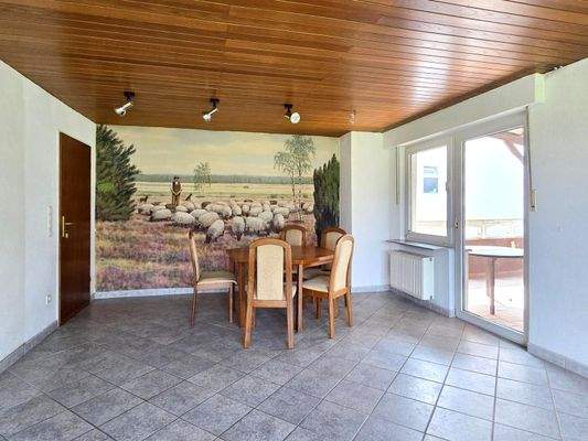 Wohnzimmer mit Zugang Terrasse und Garten