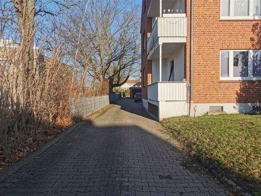 Zufahrt von der Straße aus gesehen