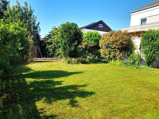 Blick in den Garten vom Balkon