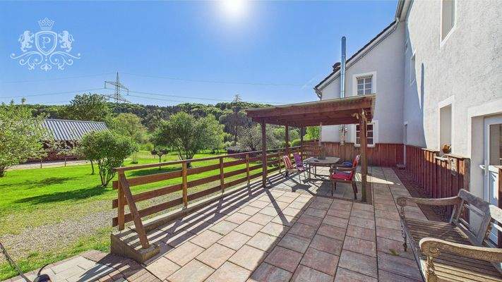 Rückansicht - Terrassenbereich inkl. Überdachung