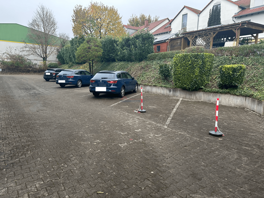 Parkplätze hinter dem Haus