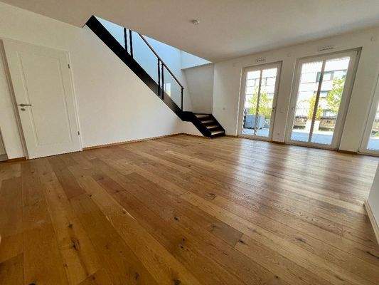 Wohzimmer mit Aufgang ins DG