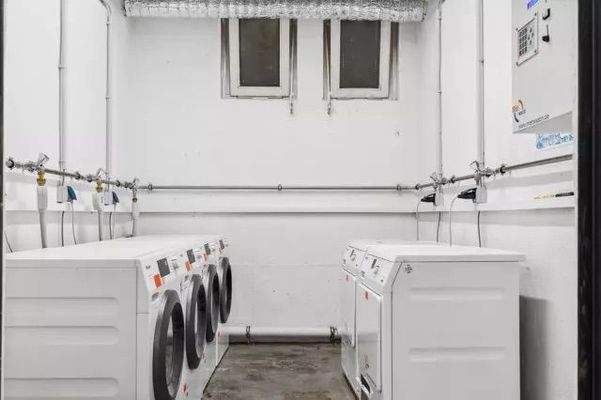 Waschraum mit Maschinen