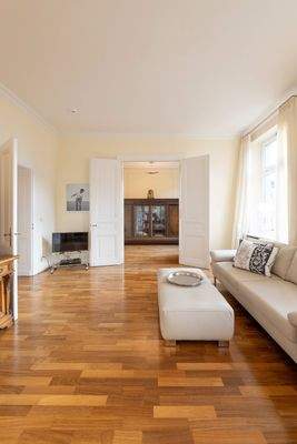 Blick vom Esszimmer ins Wohnzimmer