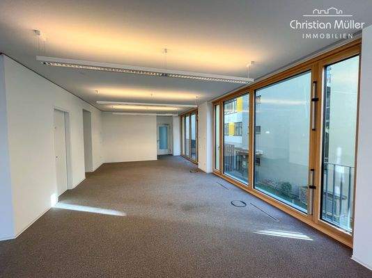 Durchgang zum anderen Flügel der Büroflächen