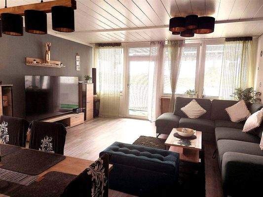 Wohnzimmer mit Kanalblick und Balkon