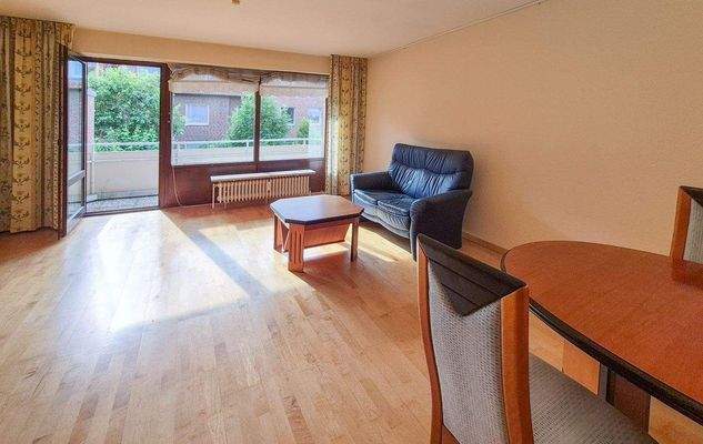 Wohnzimmer mit Balkon