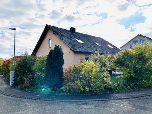 eingegrüntes Grundstück... die Nordostansicht des Hauses