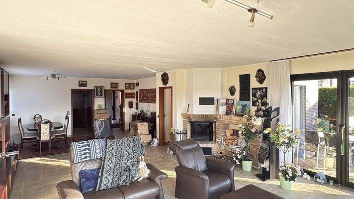 Wohn-Esszimmer mit Zugang zur Terrasse