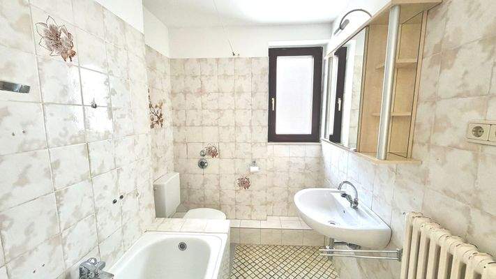 Helles Badezimmer mit Fenster