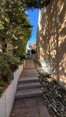 Westlicher seitlicher Hauszugang