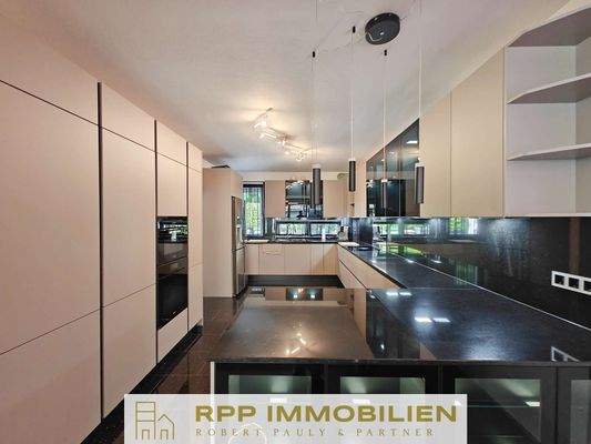 Küche mit Einbauküche