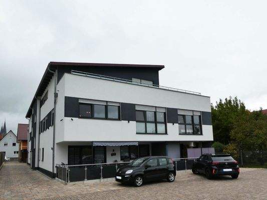 Außenansicht mit Zufahrt