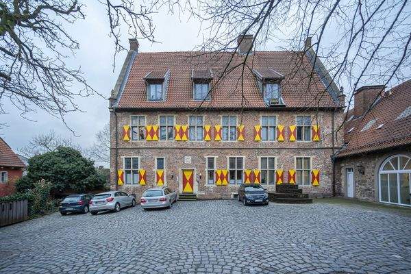 Haus mit Stellplätzen