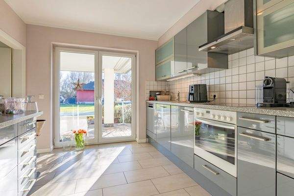 Fitted kitchen with access to the terrace