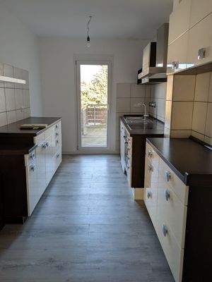 Einbauküche mit Zugang zum Balkon