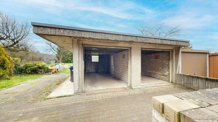 Zwei Garagen mit Schwingtoren für Ihre Fahrzeuge 