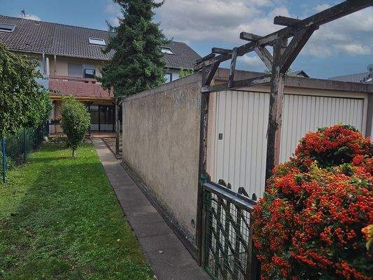 Garten mit Zugang  zur Garage