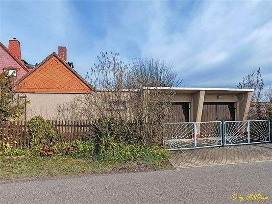 Zwei Garagen am Haus