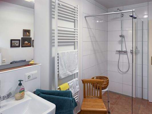 Bad im EG mit ebenerdiger Dusche