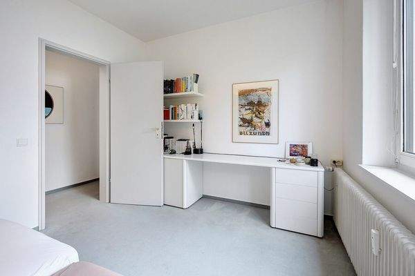 Schlafzimmer mit Arbeitsplatz