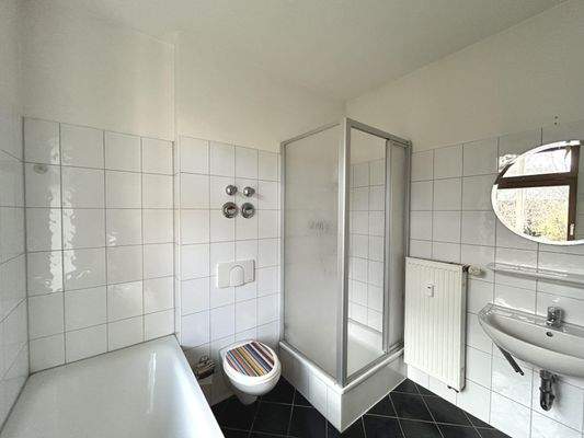 Tageslichtbad mit Dusche und Wanne