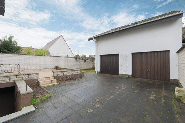 Innenhof mit Garagen