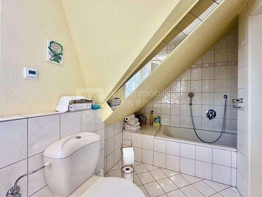 4894 Blick zur Badewanne 