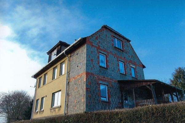 Gasamtansicht mit überdachter Terrasse