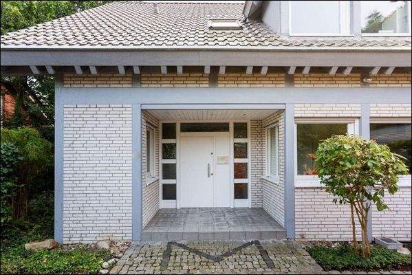 Überdachter und einladender Eingangsbereich