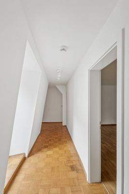 Flur, von dem aus jedes Zimmer zu erreichen ist