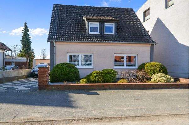 Die Ansicht von der Straße auf das niedliche Haus 