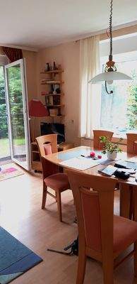 Essbereich mit Zugang zur Terrasse