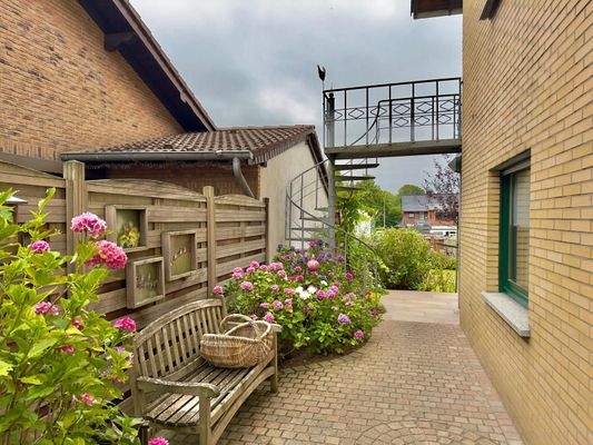 Durchgang zum Garten und zur EG Wohnung