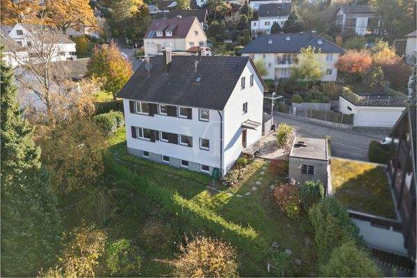 Luftbild von der Rückseite mit Blick auf den Garten 