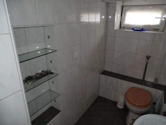 DH: nochm. Party-Raum-Kellertoilette.JPG