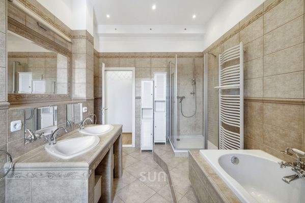 ZEITLOSES BADEZIMMER