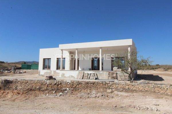 Stylish 3-Bedroom Villa with Pool in Pinoso Alicante