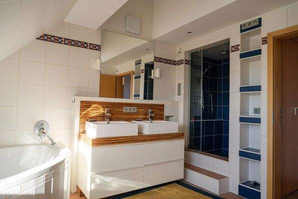 Bad mit Duschbereich