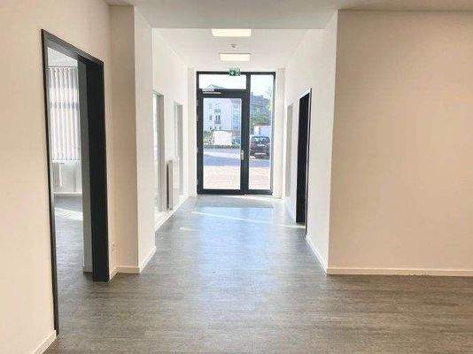 Flur // Blick zur Eingangstür