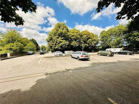 Parkdeck mit Außenstellplatz direkt gegenüber