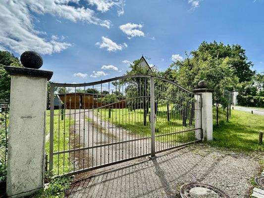 Separate Einfahrt zur Halle