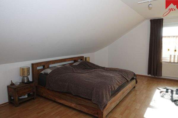 geräumiges Schlafzimmer im Obergeschoss