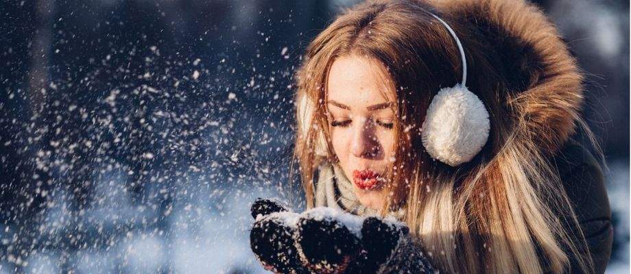 meisje met sneeu scaled