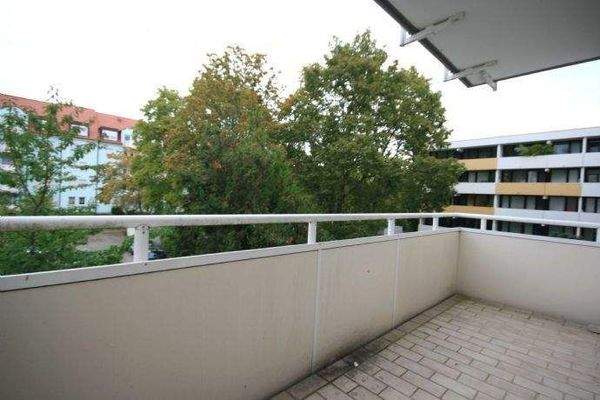 schöner großzügiger Balkon ...