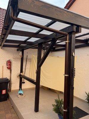 Überdachte Terrasse auf dem Hof