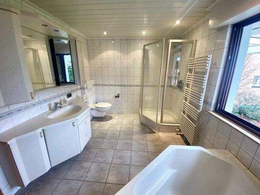 großzügiges Hauptbad