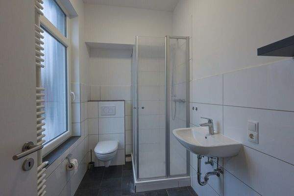 Das Badezimmer mit Dusche