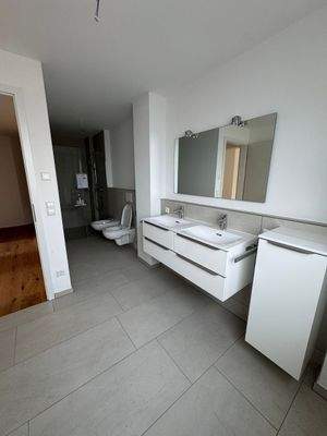 Helles Badezimmer mit Doppelwaschbecken