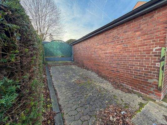 43 Einfahrt vor dem Eisentor